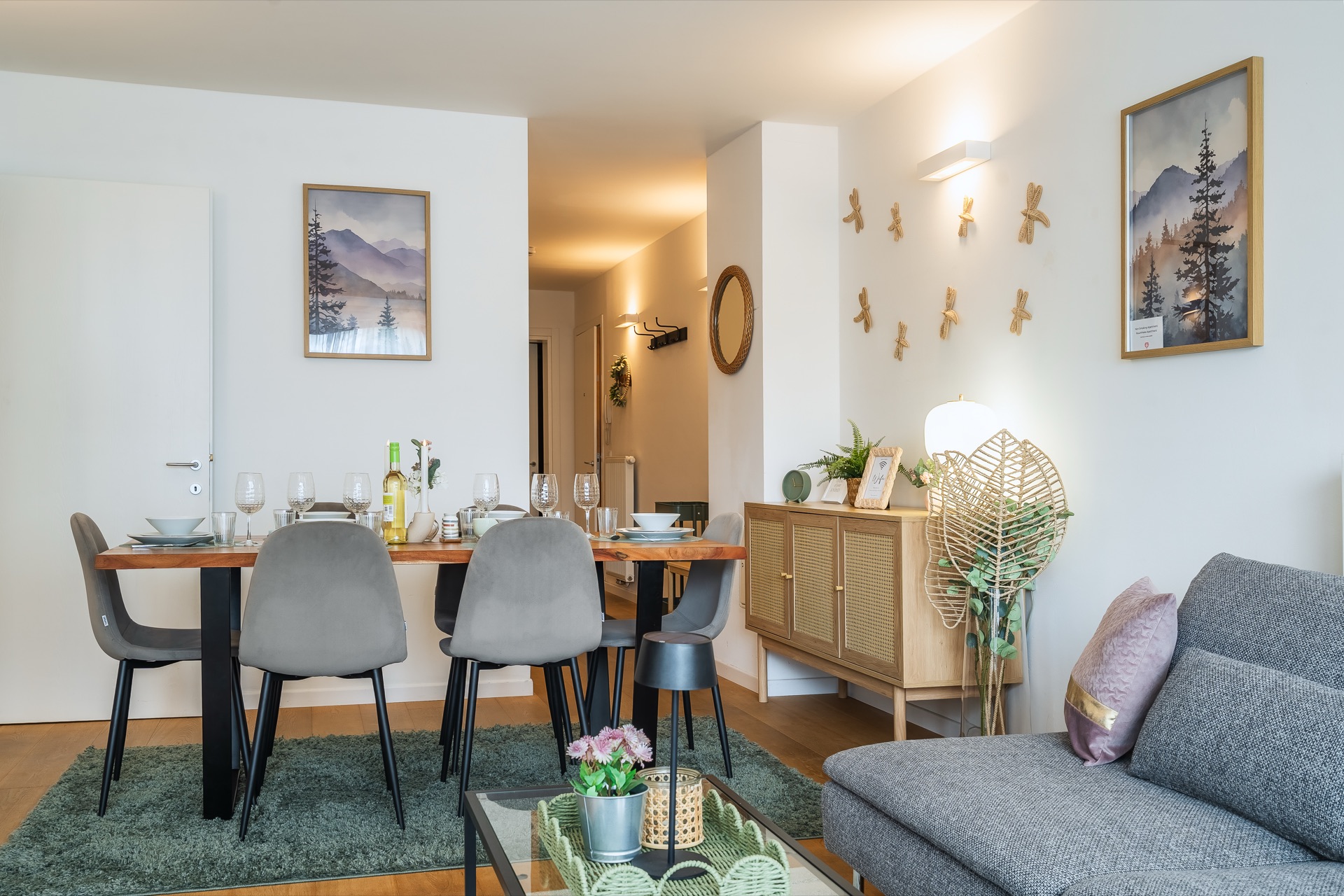 Eleganter Essbereich mit gedecktem Tisch, sechs Stühlen, Sideboard, Stimmungslampe und alpinen Wanddekorationen im Alpstay Chalet Kärnten – Ferienwohnung Fotografie Kärnten