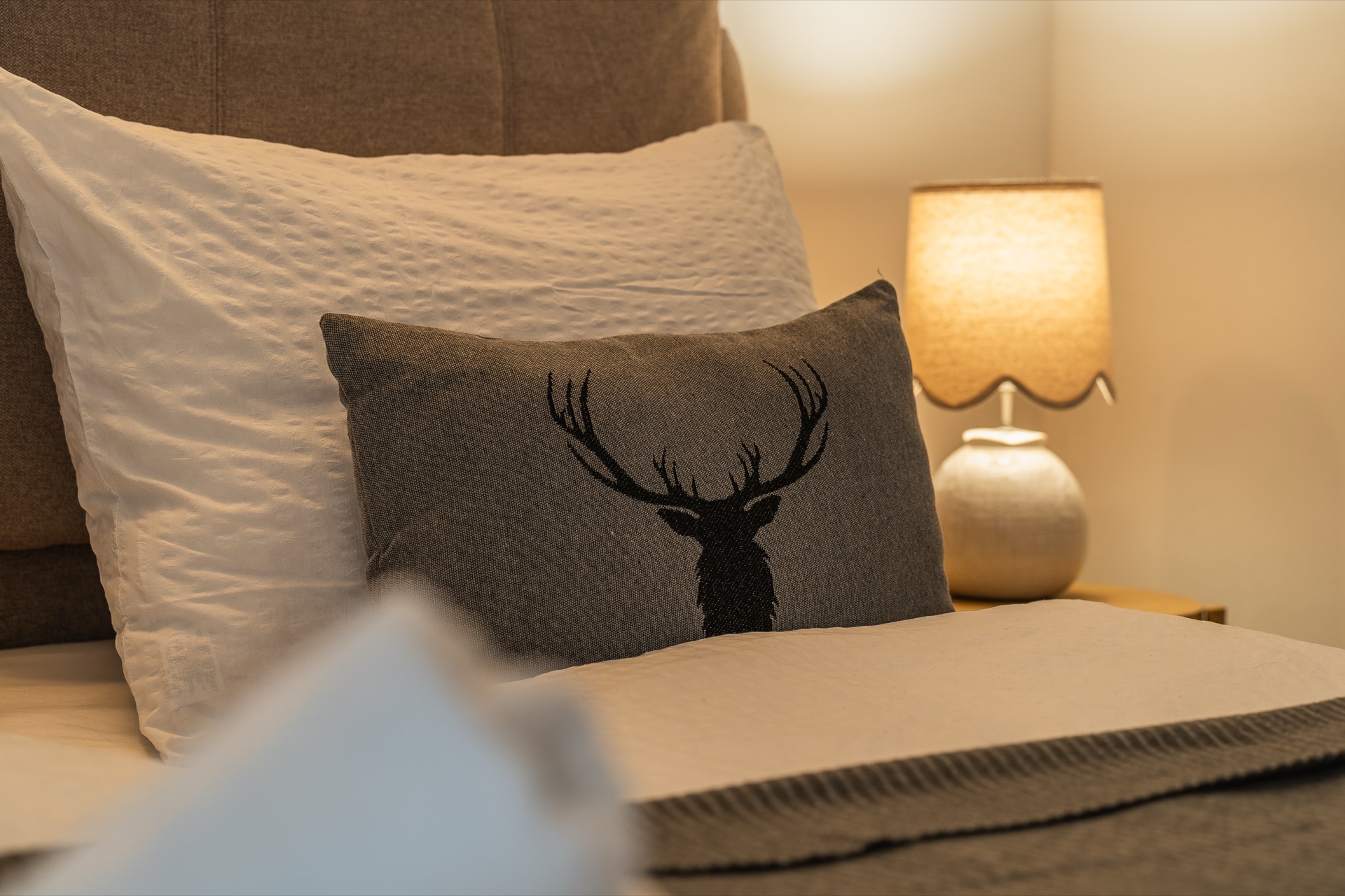 Stimmungsvolle Detail-Aufnahme mit warmer Lichtstimmung im Alpstay Chalet Nr.1 Bad Kleinkirchheim – authentische Atmosphäre und Wohlfühl-Ambiente, Ferienwohnung Fotografie Kärnten