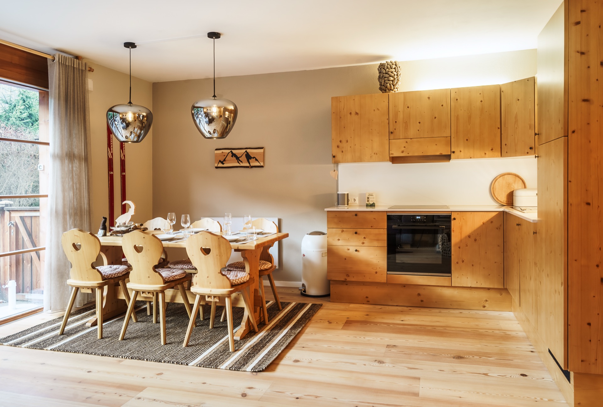 Rustikale Küche mit alpinem Charme in der Ferienwohnung Holländer Weberweg Kärnten – holzverkleidete Fronten und vollständige Ausstattung, Ferienwohnung Fotografie Kärnten