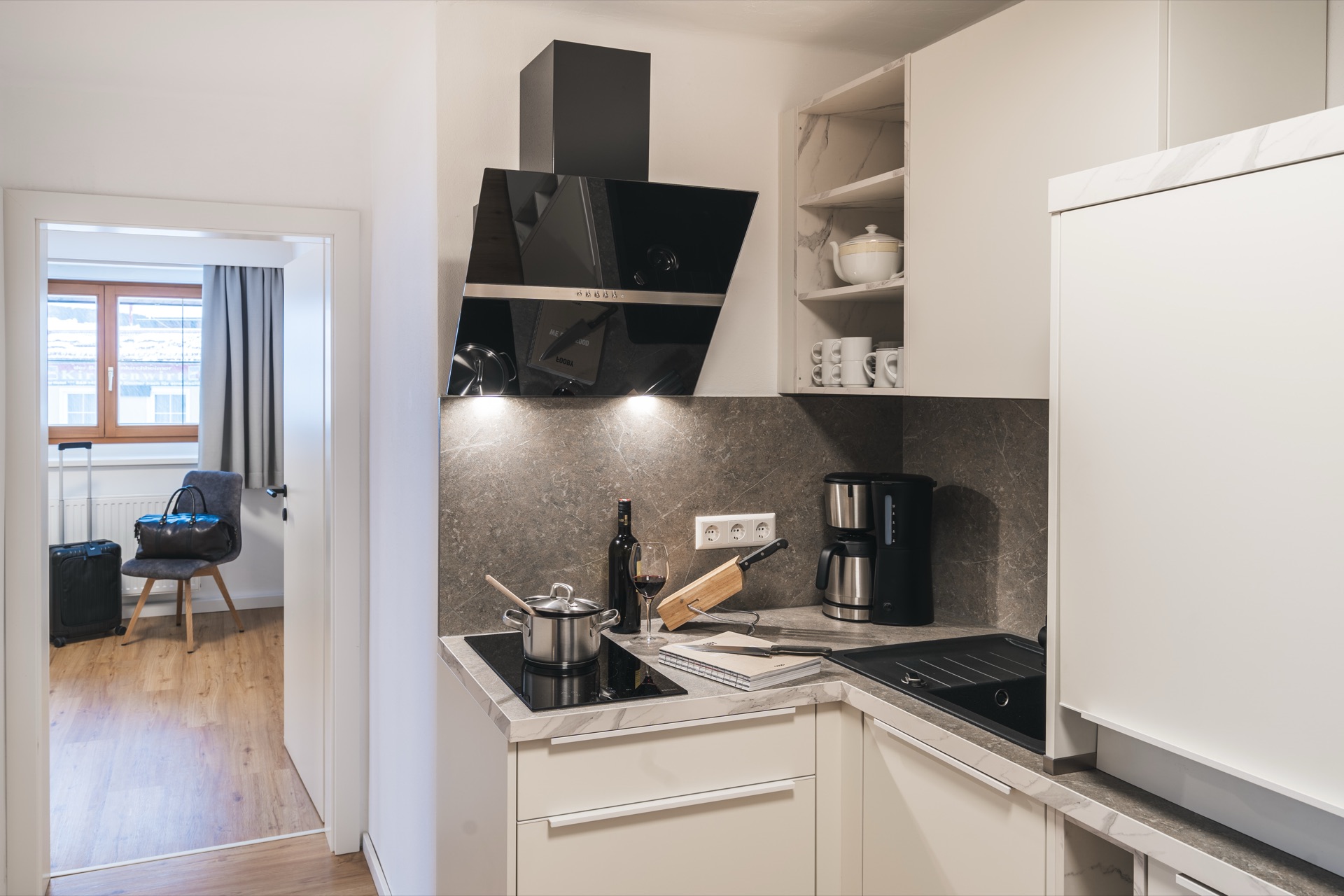 Helles Wohnzimmer mit Bergblick im Appartement Nr.16 Landhaus Prägant Bad Kleinkirchheim – moderne Ausstattung und direkte Nähe zu Ski und Therme, Ferienwohnung Fotografie Kärnten