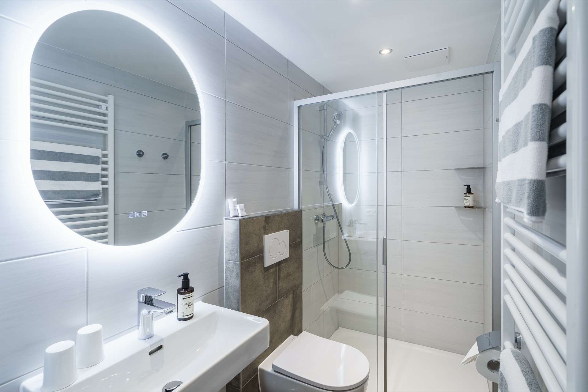 Landhaus Prägant Nr.18 — Badezimmer LED-Spiegel – Appartement Nr.18 Landhaus Prägant Bad Kleinkirchheim, professionelle Ferienwohnung Fotografie Kärnten