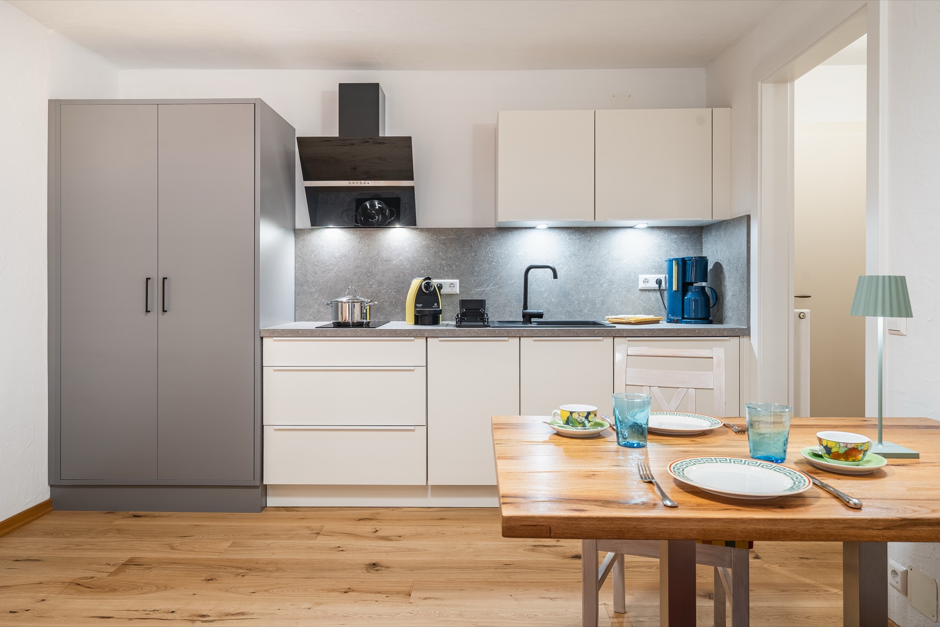 Landhaus Prägant Nr.18 — Küche mit Esstisch – Appartement Nr.18 Landhaus Prägant Bad Kleinkirchheim, professionelle Ferienwohnung Fotografie Kärnten