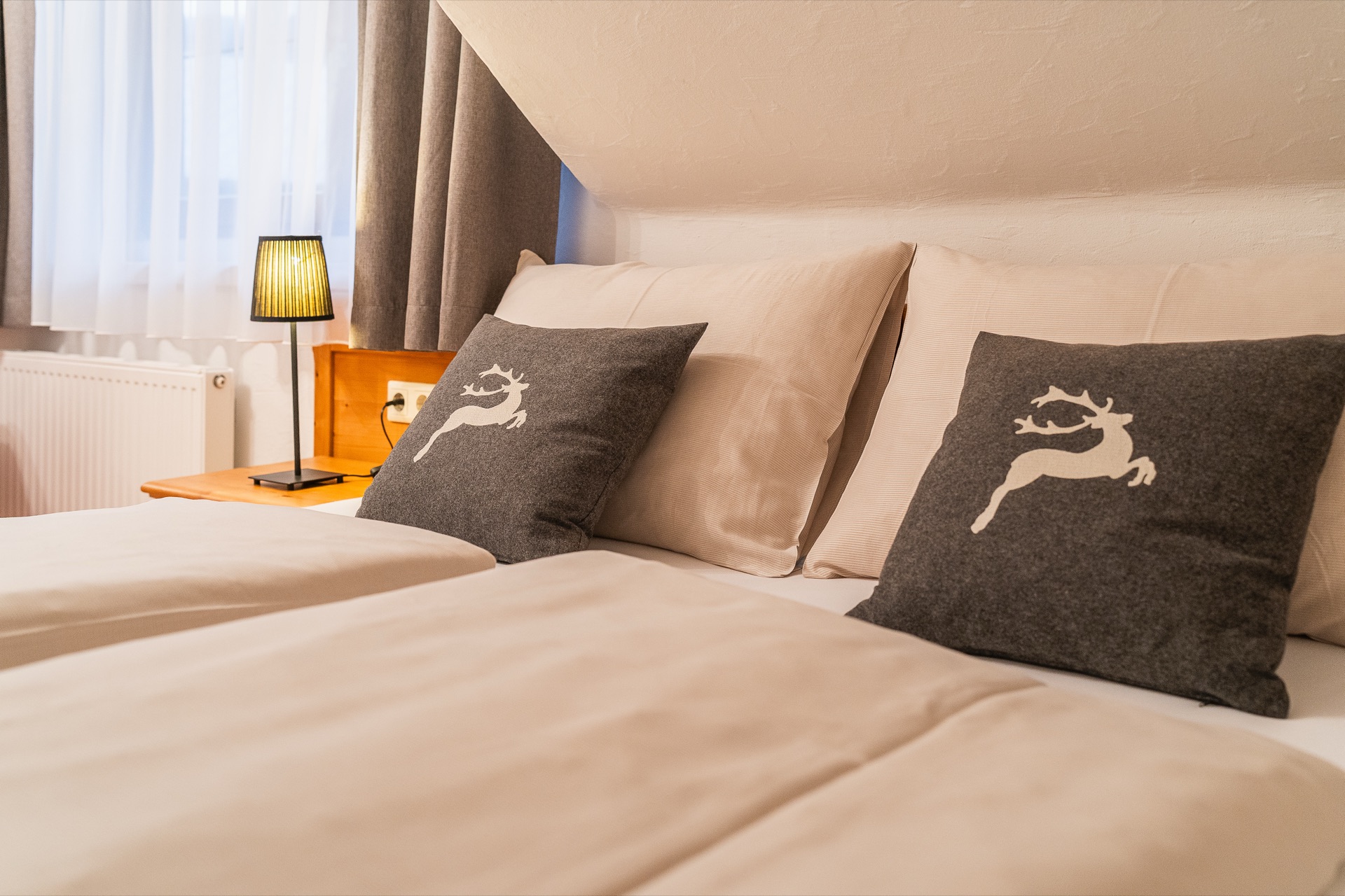 Landhaus Prägant Nr.18 — Schlafzimmer Hirsch-Kissen – Appartement Nr.18 Landhaus Prägant Bad Kleinkirchheim, professionelle Ferienwohnung Fotografie Kärnten