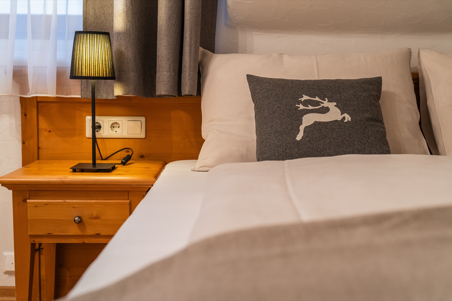 Landhaus Prägant Nr.18 — Schlafzimmer Detail – Appartement Nr.18 Landhaus Prägant Bad Kleinkirchheim, professionelle Ferienwohnung Fotografie Kärnten