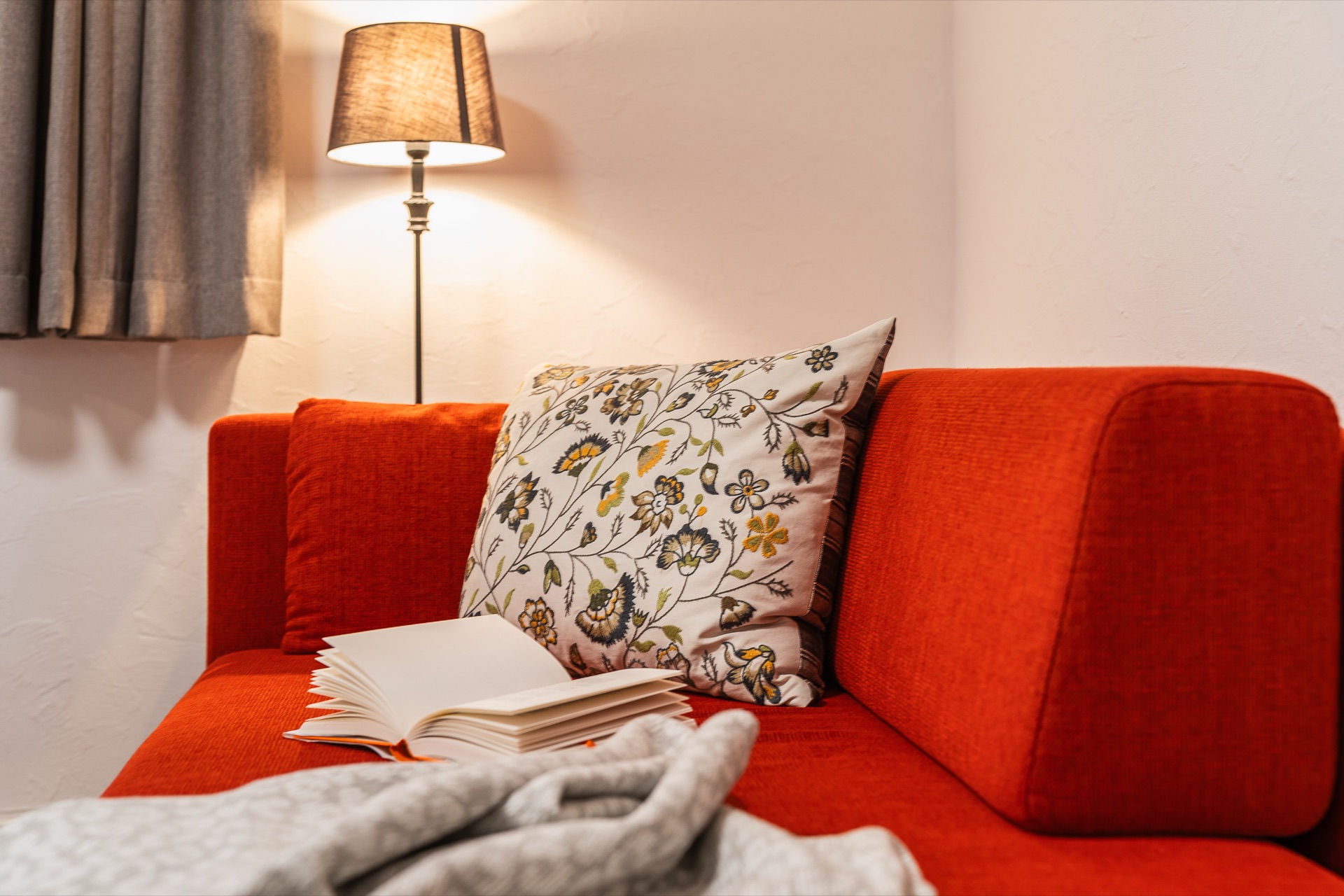 Landhaus Prägant Nr.18 — Sofa Atmosphäre – Appartement Nr.18 Landhaus Prägant Bad Kleinkirchheim, professionelle Ferienwohnung Fotografie Kärnten