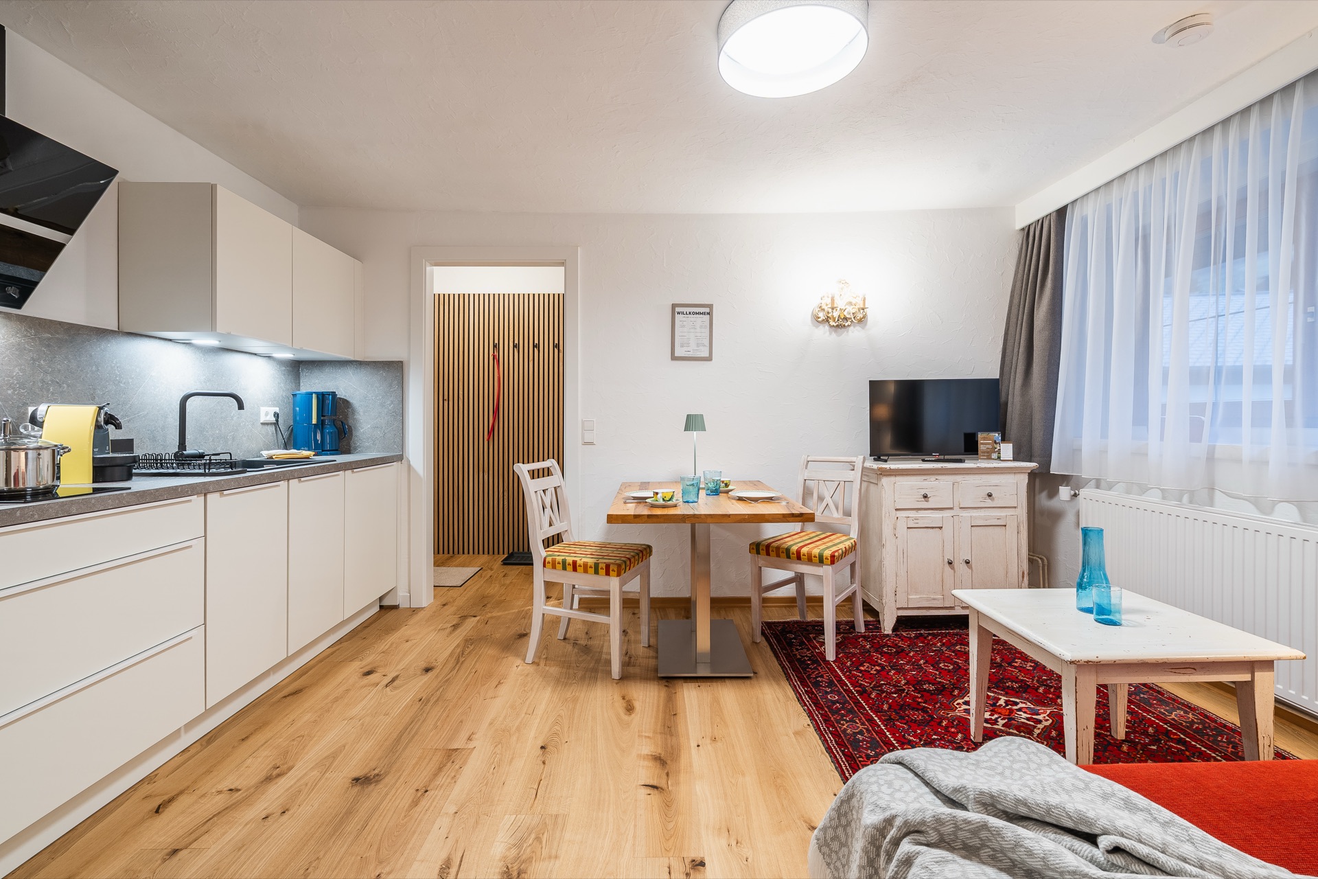 Landhaus Prägant Nr.18 — Wohnküche Gesamtansicht – Appartement Nr.18 Landhaus Prägant Bad Kleinkirchheim, professionelle Ferienwohnung Fotografie Kärnten