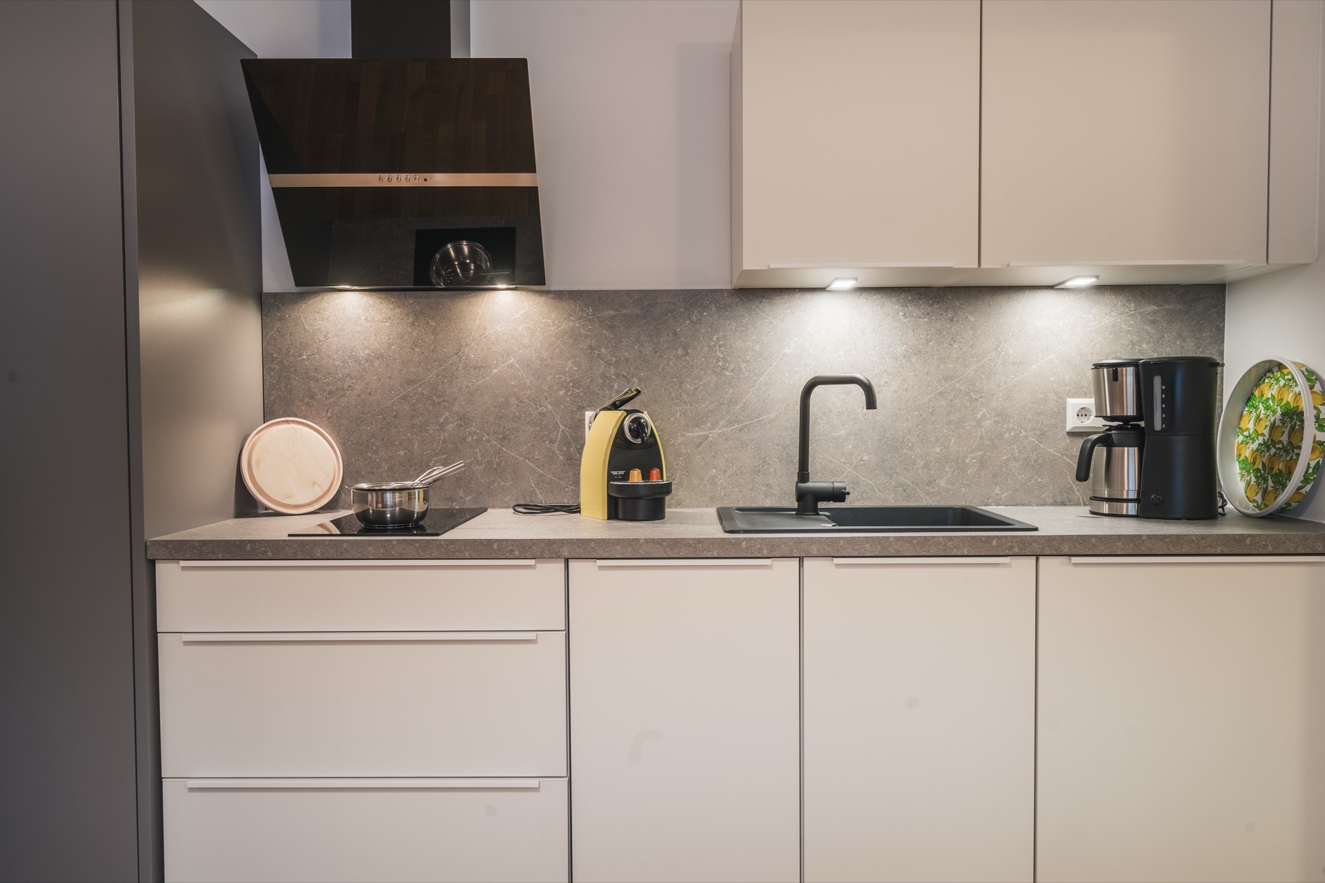 Vollausgestattete moderne Küche mit Induktionsherd, Marmor-Rückwand, Nespresso und Kaffeemaschine im Landhaus Prägant Bad Kleinkirchheim – Ferienwohnung Fotografie